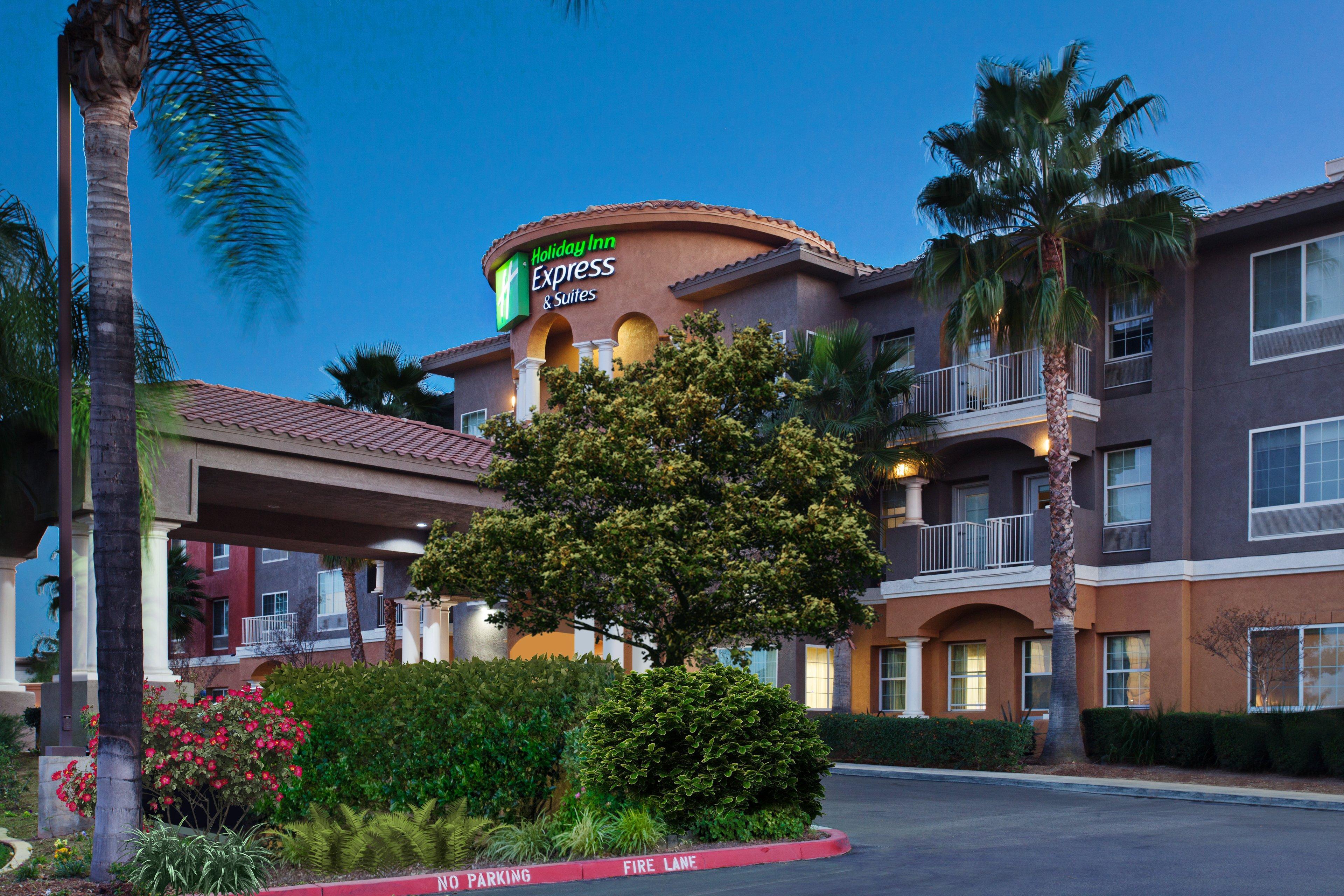 Holiday Inn Express & Suites Corona, An Ihg Hotel Bagian luar foto